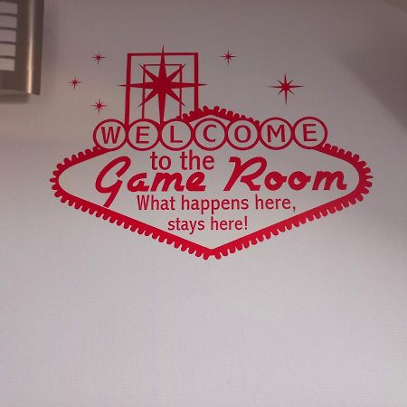 Game Room 埃佩尔奈 外观 照片
