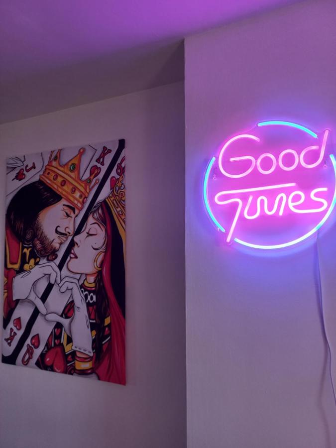 Game Room 埃佩尔奈 外观 照片