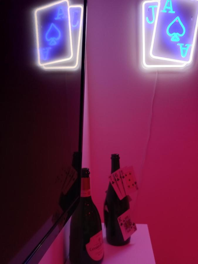 Game Room 埃佩尔奈 外观 照片