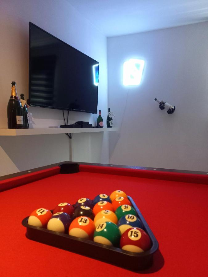 Game Room 埃佩尔奈 外观 照片