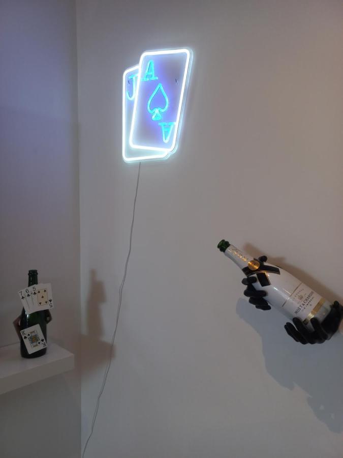 Game Room 埃佩尔奈 外观 照片