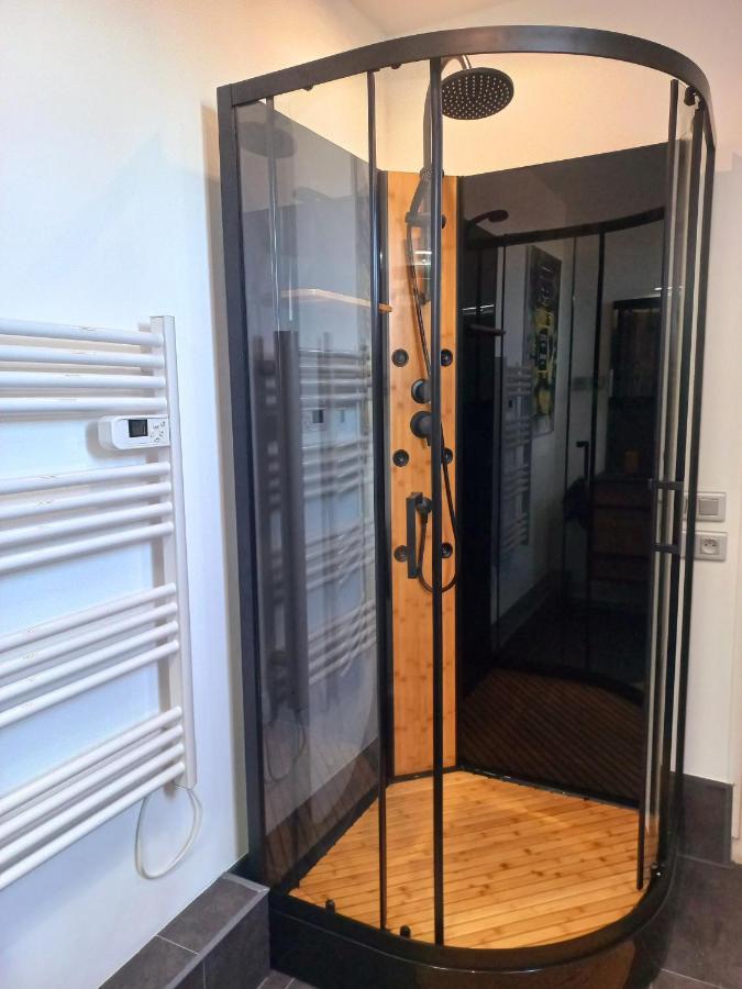 Game Room 埃佩尔奈 外观 照片