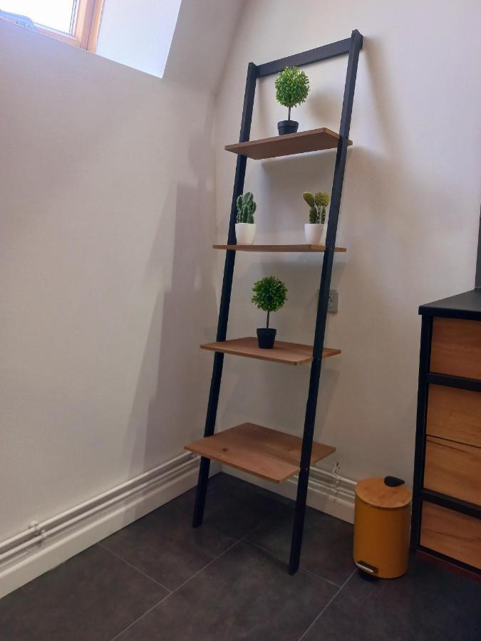 Game Room 埃佩尔奈 外观 照片