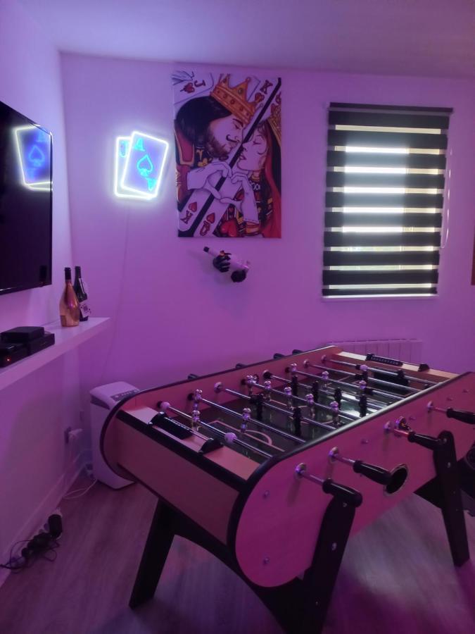 Game Room 埃佩尔奈 外观 照片