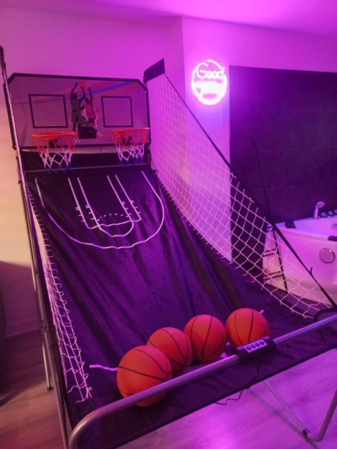 Game Room 埃佩尔奈 外观 照片