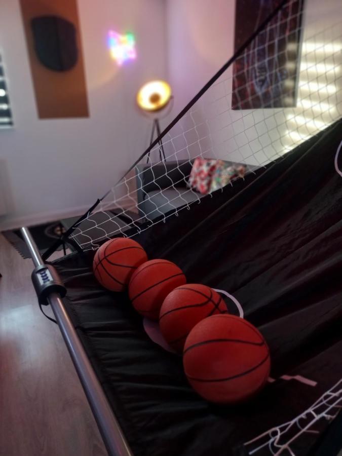 Game Room 埃佩尔奈 外观 照片