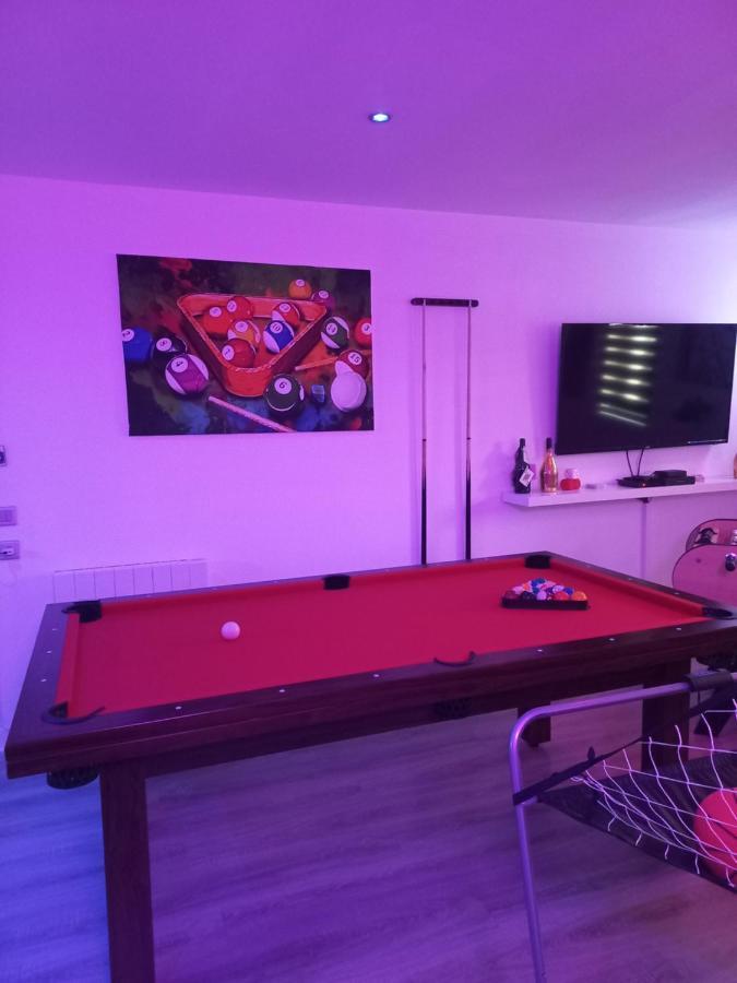 Game Room 埃佩尔奈 外观 照片